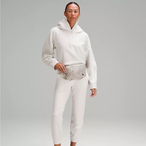 LULULEMON | ✨NEW✨ Quilted Grid Belt Bag in Lined Leopard White Opal Carbon Dust - Picture 2 of 7